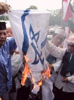 Indonesian protesters burn Israeli flag